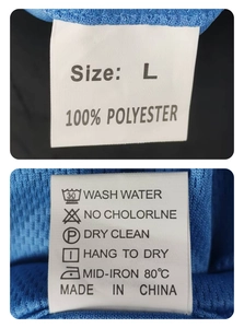 Detail von blauem Mesh-Gewebe mit Etiketten für Größe L und 100% Polyester