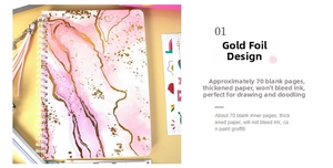 Detalle del cuaderno de mármol rosa con estampado dorado y 70 páginas de papel blanco