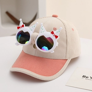 Détail de la casquette en velours pour enfants avec lunettes décoratives amovibles