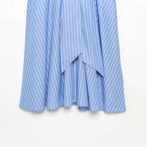 Blau-weiß gestreiftes Hemdkleid mit ausgestelltem Saum und modernem Knopfdesign