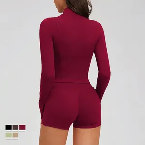 Set da yoga bordeaux con maglia a maniche lunghe e pantaloncini a vita alta retro