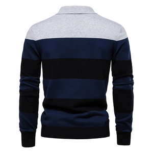 Rückansicht eines schmal geschnittenen Herren-Polo-Strickpullovers mit grauem Streifenmuster