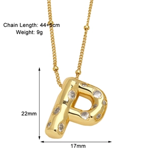Détail du pendentif lettre P doré avec oxydes de zirconium et mesures de la chaîne