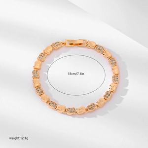 Draufsicht auf vergoldetes Herzgliederarmband mit Zirkonia-Steinen und 18cm Länge