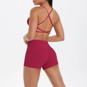 Détails de l'ensemble de yoga bordeaux avec brassière croisée et short de sport taille haute
