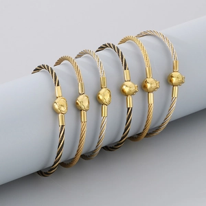 Detailansicht verschiedener 3mm Edelstahl-Kabelarmbänder mit Herz- und Perlenanhängern