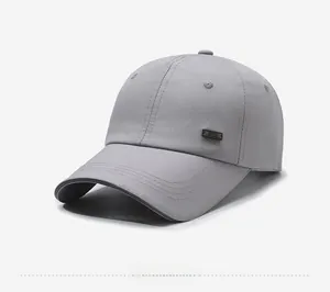 Vue latérale d'une casquette de sport grise à séchage rapide avec logo métallique