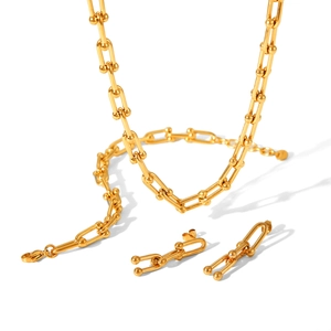 Parure de bijoux chic dorée avec maillons en U comprenant collier, bracelet et boucles