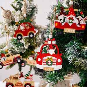 Detail von festlichen Holzauto-Anhängern mit Gnomen an einem üppigen Weihnachtsbaum.