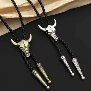 Detail von Bronze und Silber Stierschädel Bolo Ties mit schwarzen Lederkordeln