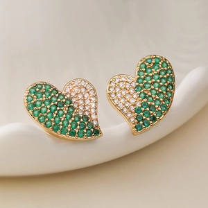 Boucles d'oreilles cœur dorées 18K avec cristaux de zircone verts et blancs de luxe