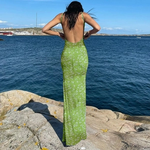 Détail d'une robe longue fleurie à dos nu avec fines bretelles et dos élégant en été
