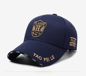 Détails macro d'une casquette de baseball bleu marine avec broderie sur couronne rigide