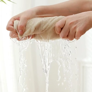 Action shot showing strong water absorption and easy wringing of the pure cotton towel