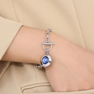 Détail du bracelet chaîne argentée avec cristal saphir bleu et fermoir à bascule OT
