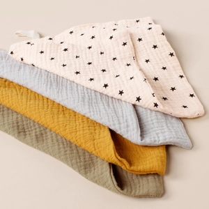 Detailed texture of four-color stacked double-layer muslin cotton baby burp cloths