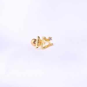 Détail d'une boucle d'oreille poisson dorée avec zircon jaune et fermoir à boule vissée