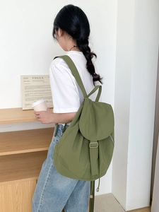 Zaino minimalista in nylon verde militare da donna con spallacci regolabili e coulisse