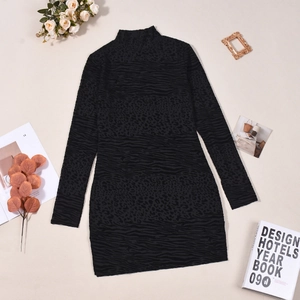 Vue détaillée du tissu en maille à imprimé animal sur une robe noire moulante