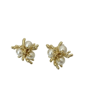 French vintage 18k gold plated pearl stud earrings with irregular coral metal design