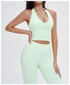 Detail der Textur des mintgrünen nahtlosen Yoga-Sets mit Neckholder-Top und Leggings