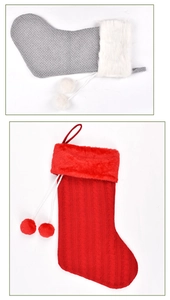 Détails de chaussettes de Noël en tricot rouge et gris avec revers en fourrure et pompons doux