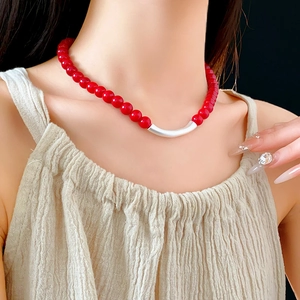 Collier ethnique avec perles turquoise rouges et pendentif argenté incurvé pour femme