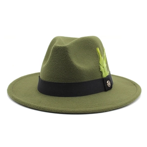 Détail du chapeau de laine vert olive avec ruban noir, plume verte et insigne M doré