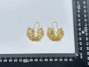 Détail de boucles d'oreilles en éventail plaquées or 18 carats avec règle de mesure