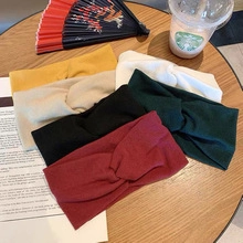 Vista dall'alto di fasce per capelli in maglia intrecciata in sei colori su legno