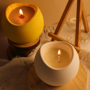 Atmosfera accogliente con candele profumate sferiche bianche e gialle accese