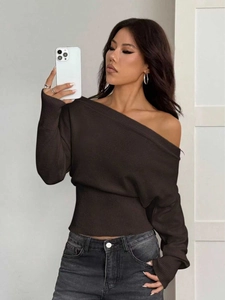 Détail d'un pull en maille marron foncé à épaules dénudées avec taille côtelée