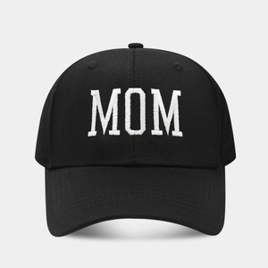 Detalle del bordado blanco MOM en una gorra de béisbol de lona de algodón negro