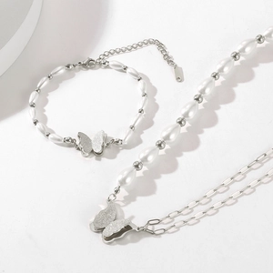 Silbernes Schmetterling Schmuckset mit Perlenimitat Halskette und Edelstahl Armband für Damen