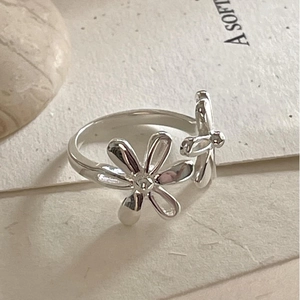 Close-up of a 925 sterling silver daisy open ring with double flower motifs on a stone