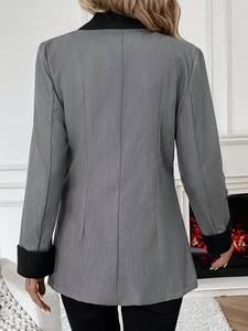 Vue arrière du blazer cintré élégant gris et noir avec coutures de ajustées