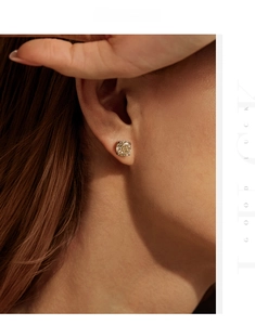 Dettaglio dell'orecchino con gemma gialla taglio rosa da 8mm e montatura a griffe