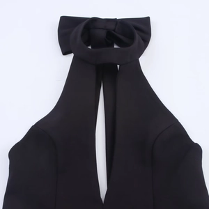 Robe courte noire dos nu élégante avec détail de nœud papillon sur fond blanc pur