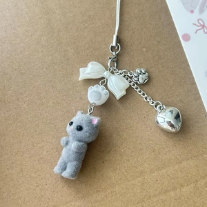 Ciondolo gattino grigio floccato con fiocco bianco e charms a forma di cuore
