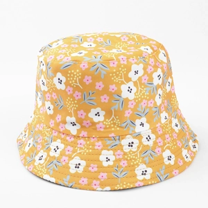 Vue détaillée d'un chapeau bob jaune avec motifs floraux et coutures de bord renforcées