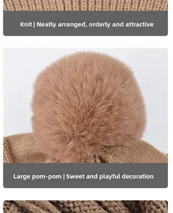 Détail du bonnet en tricot marron chaud avec pompon en fausse fourrure douce