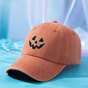 Casquette Halloween orange avec broderie citrouille sur fond textile dégradé élégant