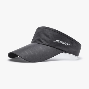 Visière de sport gris foncé respirante avec trous laser et inscription SPORT blanche