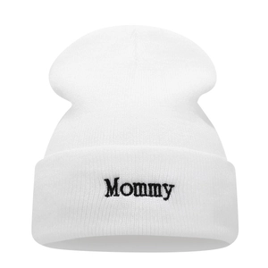 Détail du bonnet en maille côtelée blanche avec broderie Mommy en noir