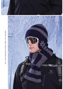 Dettaglio del cappello in maglia con paraorecchie e sciarpa a righe con fiocco di neve
