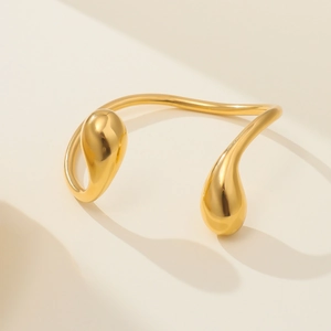 Dettaglio del bracciale aperto in oro 18k con estremità lucide a forma di goccia