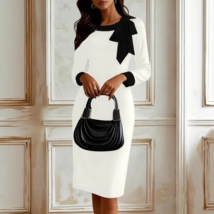 Robe moulante blanche élégante avec nœud papillon noir pour un look de bureau