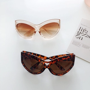 Oversized retro cat-eye sunglasses with heart cutout design in leopard and brown tint
