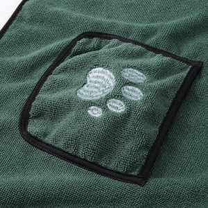 Dettaglio asciugamano in microfibra verde scuro con ricamo zampa e bordo resistente
