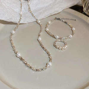 Collier double couche à perles argentées et perles blanches avec bracelet et bague